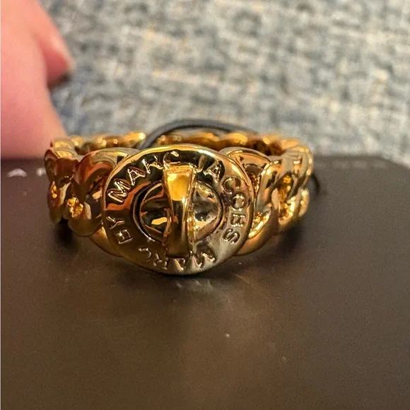 NWT Marc By Marc Jacobs- Gold tone Katie Turnlock Chain Ring - Picture 2 of 4